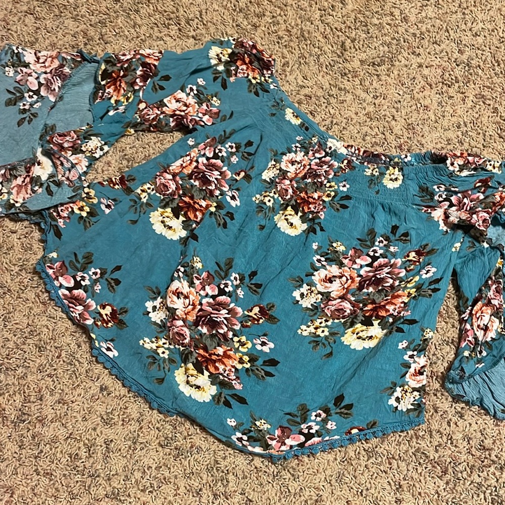 Andthewy floral top size small